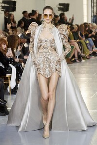 defile-elie-saab-printemps-ete-2020-paris-look-48.thumb.jpg.55fc862a8aae38565bc8a465b4dfc130.jpg