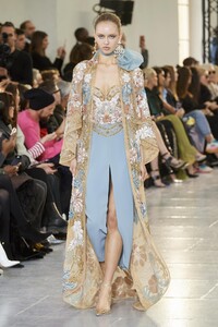 defile-elie-saab-printemps-ete-2020-paris-look-50.thumb.jpg.8b60481d8106c6f2501ec1ca1c77baa7.jpg