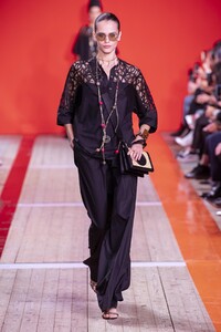 defile-elie-saab-printemps-ete-2020-paris-look-6.thumb.jpg.e19247806b8003defd509a7f3360924f.jpg