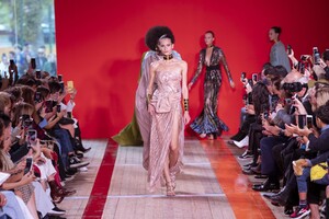 defile-elie-saab-printemps-ete-2020-paris-look-62.thumb.jpg.152db57a08fd489ec8dcba7ed0e71018.jpg