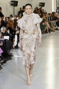 defile-elie-saab-printemps-ete-2020-paris-look-7.thumb.jpg.12cf173c8b722ca29ea6da4530d46529.jpg
