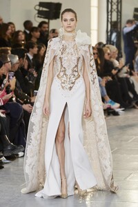 defile-elie-saab-printemps-ete-2020-paris-look-8.thumb.jpg.8c33a9595a88de1672612f809c6c646b.jpg