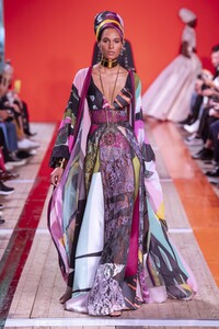 defile-elie-saab-printemps-ete-2020-paris-look-8.thumb.jpg.8eae1bd36562362b09a4b1d285a7e5fb.jpg