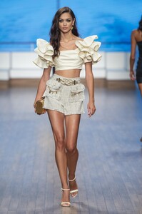 defile-elisabetta-franchi-printemps-ete-2020-milan-look-3.thumb.jpg.a7caf13db3905d0288ad54faf47be7f0.jpg