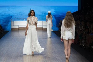 defile-elisabetta-franchi-printemps-ete-2020-milan-look-67.thumb.jpg.4b1d0e0aa59140845fe7057fac6886ae.jpg