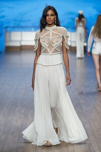 defile-elisabetta-franchi-printemps-ete-2020-milan-look-68.thumb.jpg.3abced2e2b6709691924377602f80db0.jpg