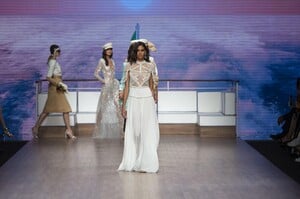 defile-elisabetta-franchi-printemps-ete-2020-milan-look-70.thumb.jpg.061e6147d119f38badfe3fbd4ccd6b13.jpg