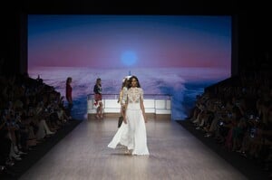 defile-elisabetta-franchi-printemps-ete-2020-milan-look-71.thumb.jpg.58941e6a9f64cdf0da8e4b99b97442fd.jpg