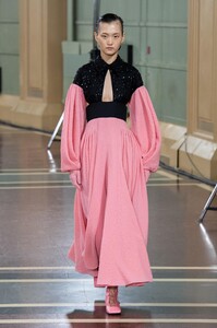 defile-emilia-wickstead-printemps-ete-2020-londres-look-18.thumb.jpg.9ee55b0d24aca64dc53cd1f841054711.jpg