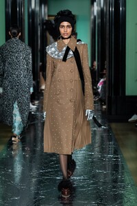 defile-erdem-automne-hiver-2020-2021-londres-look-15.thumb.jpg.2e685b563bc1641804390a5f67700a27.jpg