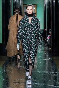 defile-erdem-automne-hiver-2020-2021-londres-look-18.thumb.jpg.e8eccd8b77b494fb6e5cb59a9b4e0d93.jpg