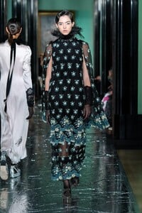 defile-erdem-automne-hiver-2020-2021-londres-look-20.thumb.jpg.f02fe7945a6454f694a26bb6445f25ac.jpg