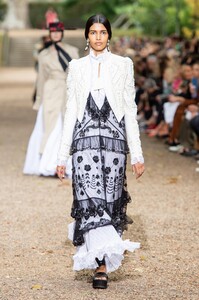 defile-erdem-printemps-ete-2020-londres-look-2.thumb.jpg.206c0853085afcdd3b217285c3c65755.jpg