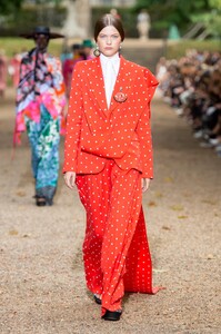 defile-erdem-printemps-ete-2020-londres-look-23.thumb.jpg.dbeeabc83e5b5bead1462757a6a1681c.jpg