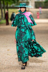 defile-erdem-printemps-ete-2020-londres-look-39.thumb.jpg.d61794aece8856e0a799cf545bf18b43.jpg