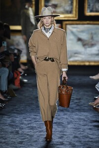 defile-etro-automne-hiver-2020-2021-milan-look-12.thumb.jpg.115cbd00d3dcdb9c69170ca98de85f87.jpg
