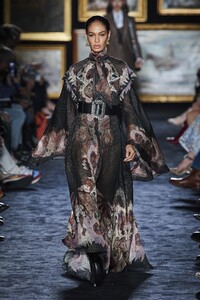 defile-etro-automne-hiver-2020-2021-milan-look-30.thumb.jpg.e81255891c26368a926cc8cc34745b17.jpg