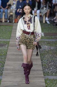 defile-etro-printemps-ete-2020-milan-look-30.thumb.jpg.fea09ccd5ca33adc2a756a9dac9c1549.jpg