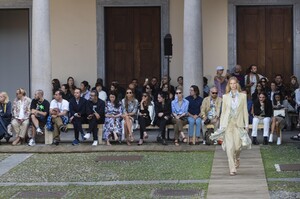 defile-etro-printemps-ete-2020-milan-look-4.thumb.jpg.5f5e8a43e9cb1fa1e1811d99c1328509.jpg