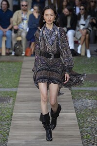 defile-etro-printemps-ete-2020-milan-look-45.thumb.jpg.953cf020424807782bd57e2bd5d85c1a.jpg