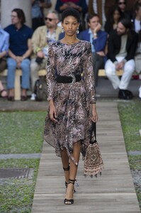 defile-etro-printemps-ete-2020-milan-look-48.thumb.jpg.b1051cbe2d2581cd7135a738a4a2e22c.jpg