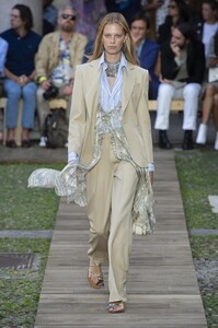 defile-etro-printemps-ete-2020-milan-look-5.thumb.jpg.656303465a20cc88d756f5e6e3c452f6.jpg