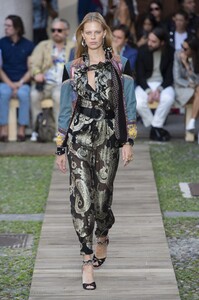 defile-etro-printemps-ete-2020-milan-look-52.thumb.jpg.eec30244bcd8fcf285030c08e0cf2293.jpg
