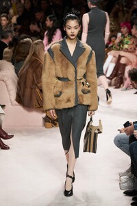 defile-fendi-automne-hiver-2020-2021-milan-look-10.thumb.jpg.eed37d57d3cb3a20de7617d9d5cf0e93.jpg