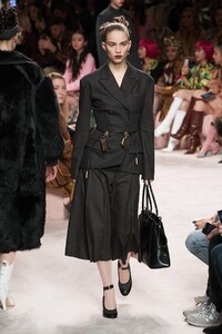 defile-fendi-automne-hiver-2020-2021-milan-look-12.thumb.jpg.5bd9ef45bd410bad9a82544c789949a4.jpg