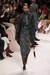 defile-fendi-automne-hiver-2020-2021-milan-look-17.thumb.jpg.eac13da06debf9e2cbcb75baa6a8d125.jpg