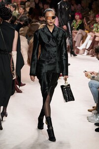 defile-fendi-automne-hiver-2020-2021-milan-look-20.thumb.jpg.9ed93bb0af8fde8b89f10f499d0d93dc.jpg