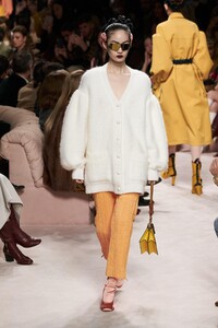 defile-fendi-automne-hiver-2020-2021-milan-look-29.thumb.jpg.917e8653a9ba35e068247e36cc07148c.jpg