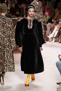 defile-fendi-automne-hiver-2020-2021-milan-look-36.thumb.jpg.87c46534de0413ae5618c44e7f5b9a35.jpg