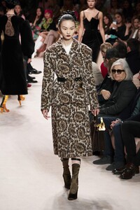 defile-fendi-automne-hiver-2020-2021-milan-look-37.thumb.jpg.a49980b253acbe4ce9f4df74a6096f9e.jpg