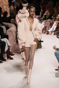 defile-fendi-automne-hiver-2020-2021-milan-look-43.thumb.jpg.376e69a69bc519f4bd03a6e18fbcfe0d.jpg