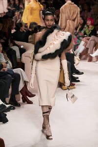 defile-fendi-automne-hiver-2020-2021-milan-look-45.thumb.jpg.62ef179686fbc1879f6cc64bf50e0f01.jpg