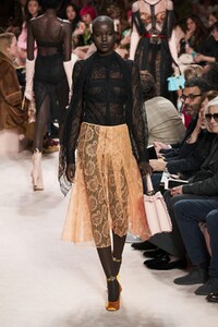 defile-fendi-automne-hiver-2020-2021-milan-look-49.thumb.jpg.735475cd5d2f668f65a1f2b75927f8bf.jpg