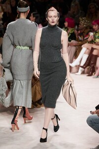 defile-fendi-automne-hiver-2020-2021-milan-look-9.thumb.jpg.f08d14ddbdfe72c2bd3600facd8609a8.jpg