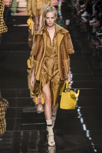 defile-fendi-printemps-ete-2020-milan-look-11.thumb.jpg.55b89e42340a099cb9522bcc0718fff7.jpg