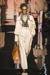 defile-fendi-printemps-ete-2020-milan-look-22.thumb.jpg.e75dbcc44ca81eb6fe17f9500b914b57.jpg