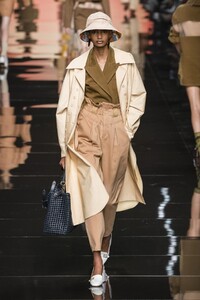 defile-fendi-printemps-ete-2020-milan-look-26.thumb.jpg.d4dcf1cb7a72244f20586bb33860d3f0.jpg