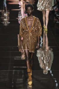 defile-fendi-printemps-ete-2020-milan-look-40.thumb.jpg.d489ec4be052df223b809e1d65a16302.jpg