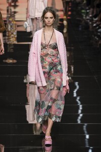 defile-fendi-printemps-ete-2020-milan-look-43.thumb.jpg.800b24d632e0bda2b08b1f60c4a824f7.jpg