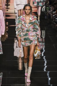 defile-fendi-printemps-ete-2020-milan-look-45.thumb.jpg.b84fb9b7a69c2d96d95b6c1d97402034.jpg