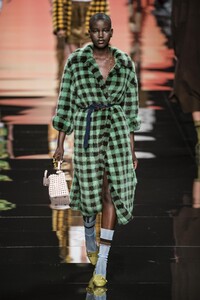 defile-fendi-printemps-ete-2020-milan-look-8.thumb.jpg.aec2959f1c260f6916af2ace6af6a988.jpg