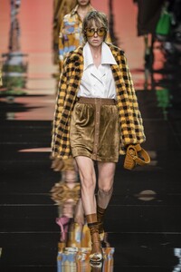 defile-fendi-printemps-ete-2020-milan-look-9.thumb.jpg.bc38820afe3041728d0c5168d1fe9e1a.jpg