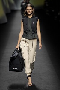 defile-fila-printemps-ete-2020-milan-look-42.thumb.jpg.53d1b3869095f3557404026af64f7237.jpg