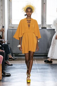 defile-giambattista-valli-printemps-ete-2020-paris-look-17.thumb.jpg.cb4e293a33fa9227cee2221f81f1fcaf.jpg