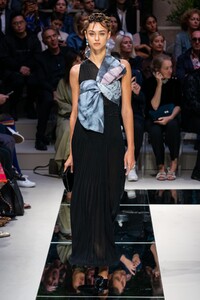 defile-giorgio-armani-printemps-ete-2020-milan-look-50.thumb.jpg.f479017400455b74f23fa0384a105daa.jpg