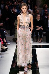 defile-giorgio-armani-printemps-ete-2020-milan-look-68.thumb.jpg.11cd502db8a964967488108fea12eadd.jpg